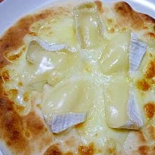 カマンベールチーズのピザ